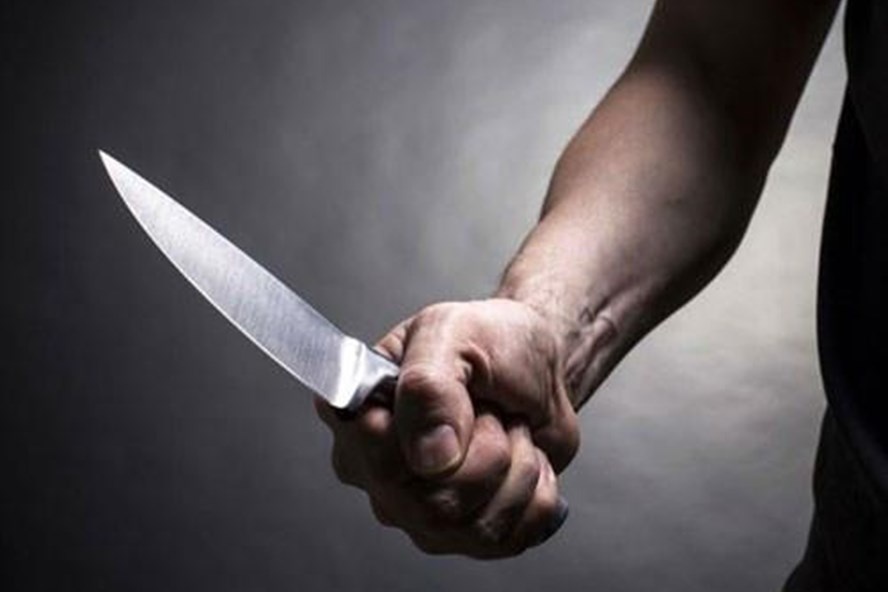 Dam guc be gai 10 tuoi trong tiem cam do, cuop day chuyen vang hinh anh