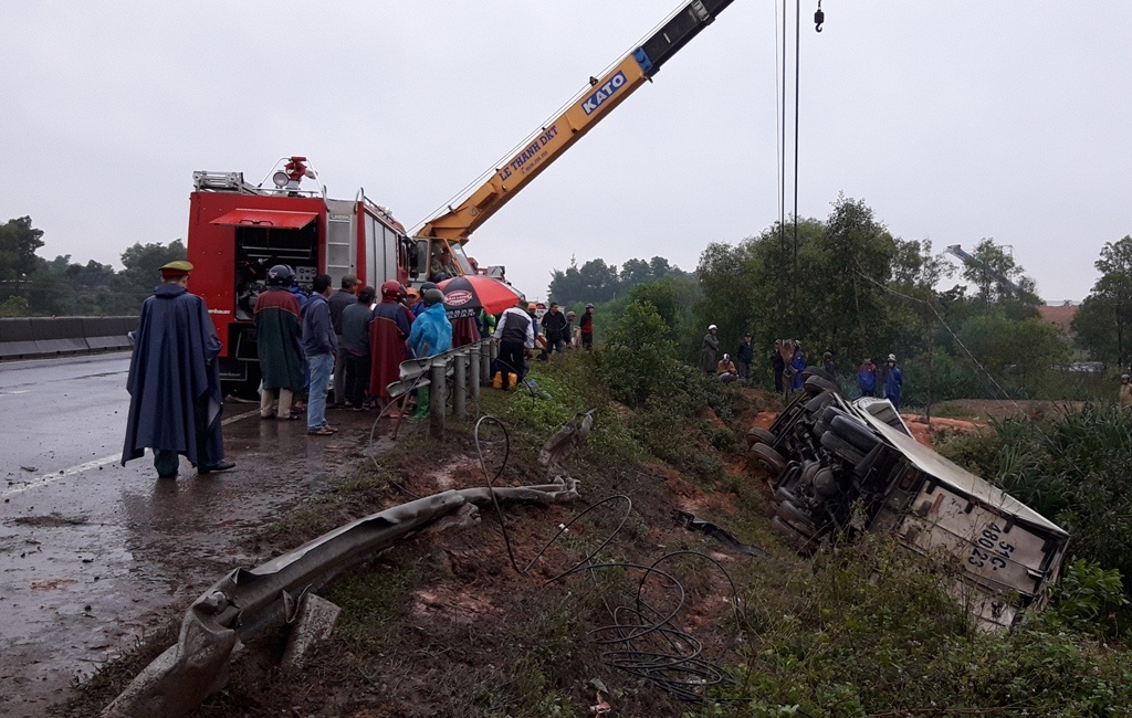 Phụ xe mắc kẹt trong cabin ảnh 1 Phu xe mac ket trong cabin anh 1