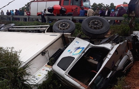 Oto tai lat nhao ben duong, phu xe tu vong trong cabin hinh anh