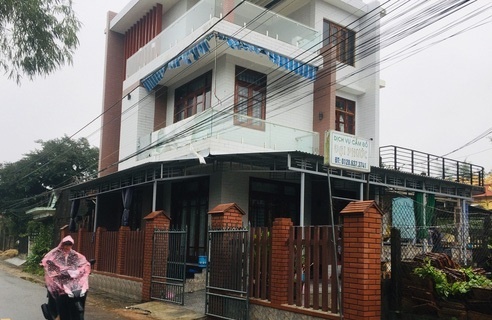 Nguoi danh xe bo dam be gai 10 tuoi de cuop day chuyen hinh anh