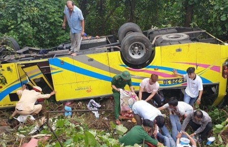 Xe khach cho sinh vien lao xuong vuc deo Hai Van co dau hieu vuot au hinh anh