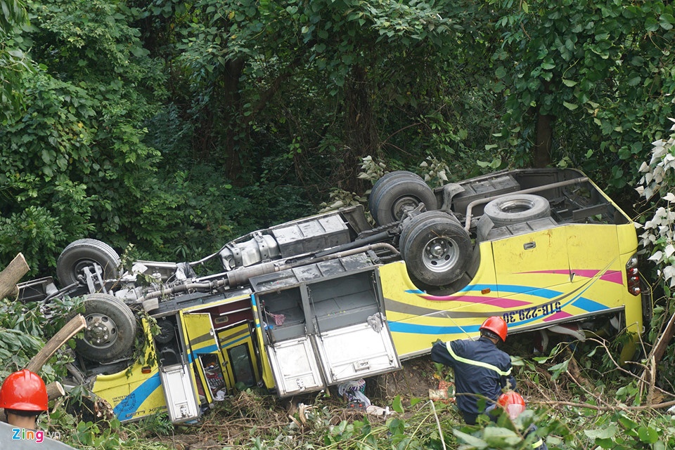 Xe khach lao xuong deo Hai Van anh 1