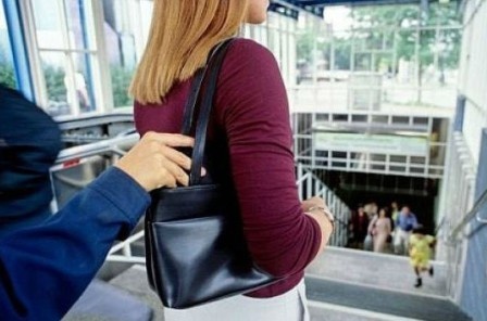 Bat 9X moc tui nu du khach Canada hinh anh