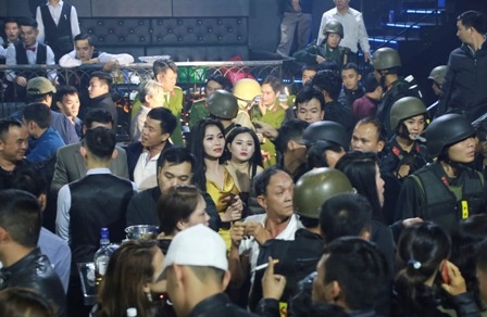 Dot kich quan bar phat hien 100 nguoi duong tinh voi ma tuy hinh anh