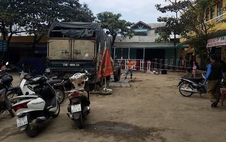 Nguoi dan ong bi dam guc o ben xe hinh anh
