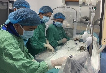 Cuu song nu benh nhan bi tui phinh khong lo dong mach nao hinh anh