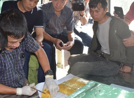 Thue xe tang le van chuyen 14.000 vien ma tuy hinh anh