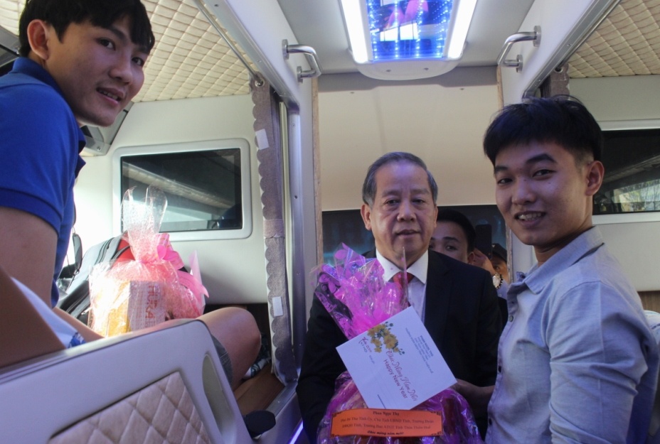 Chu tich tinh chuc tet hanh khach anh 1