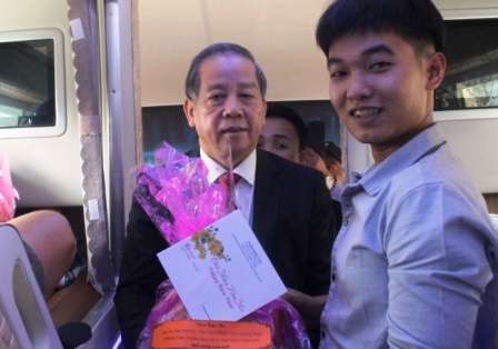 Chu tich tinh chuc Tet hanh khach tren chuyen xe cuoi ve que hinh anh