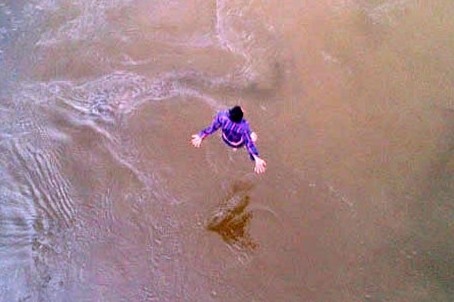 9X nhay cau tu tu toi mung 6 Tet sau cuoc nhau hinh anh