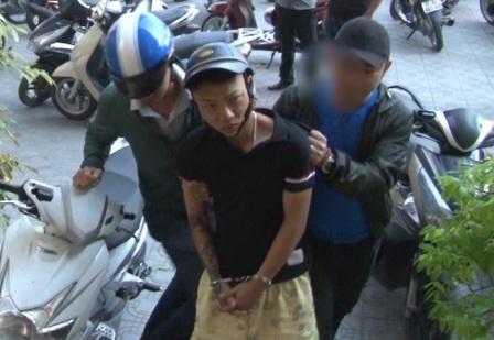 Cap doi cuop tui xach chua hon 300 trieu dong hinh anh