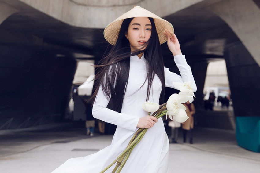 Mien ve cho phu nu mac ao dai tham di tich co do Hue hinh anh