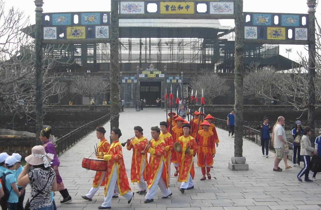 Phu nu mac ao dai duoc mien ve tham quan anh 1