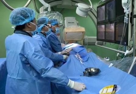 Cuu song du khach nguoi Phap bi nhoi mau co tim luc nua dem hinh anh