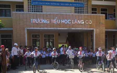 Hai phu nu bit mat giat day chuyen cua hoc sinh o ngay san truong hinh anh