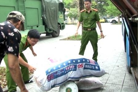 Xe khach cho 400 kg da lon boc mui thoi tren duong tieu thu hinh anh