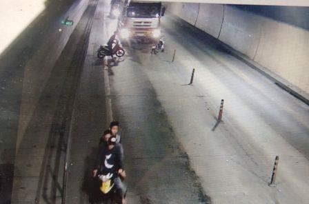 Nhom thanh nien cam rua chan dau oto tai trong ham Phuoc Tuong hinh anh