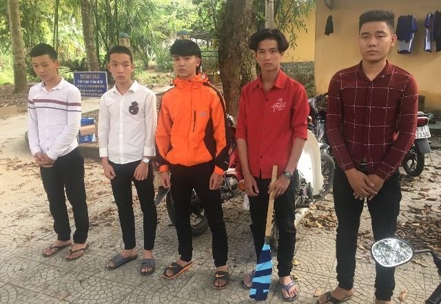 Xac dinh nhom thanh nien cam rua chan dau oto tai trong ham hinh anh