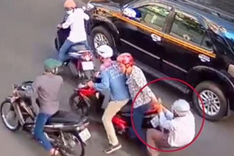 Doi nam nu dung xe may trom duoc de di cuop giat hinh anh