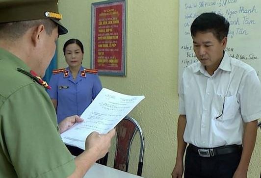 Tuoc danh hieu thieu ta cong an do lien quan vu gian lan diem thi hinh anh