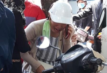 Con gai nga quy ben thi the nguoi me bi xe tai tong hinh anh