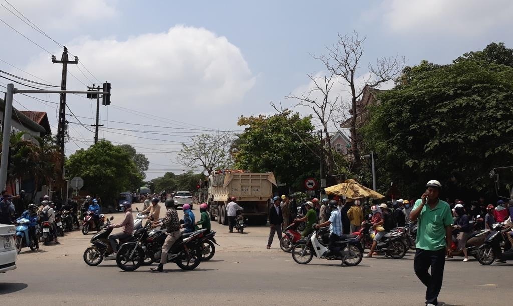2 phu nu di xe may bi oto tai tong tu vong hinh anh