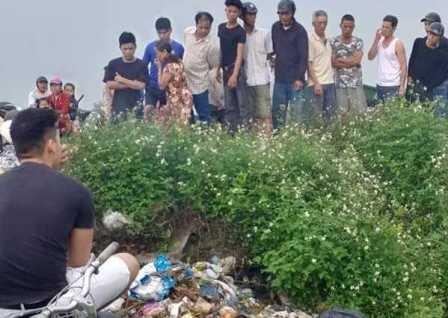 Thi the 9X cung xe may duoi muong nuoc luc rang sang hinh anh