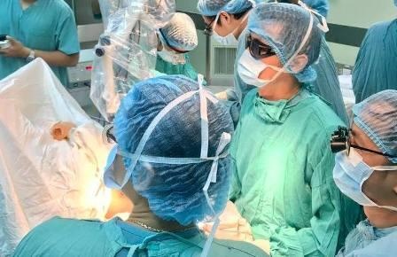 4 tieng phau thuat cuu canh tay dap nat bi cuon vao may xay hinh anh