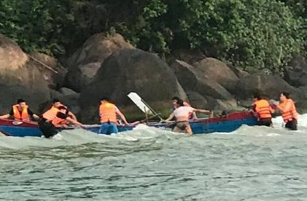 Cuu ngu dan bi song danh chim thuyen luc rang sang hinh anh