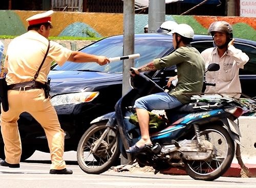 CSGT truy duoi nhieu km tom gon ke giat vi hinh anh