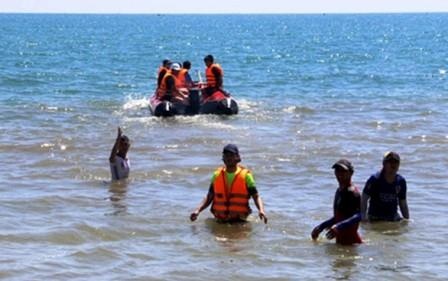 Cuu nu sinh bi duoi nuoc, 9X bi song cuon mat tich hinh anh