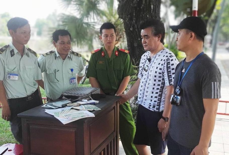 Du khách nhận lại túi xách chứa nhiều tiền ảnh 1 Du khach nhan lai tui xach chua nhieu tien anh 1