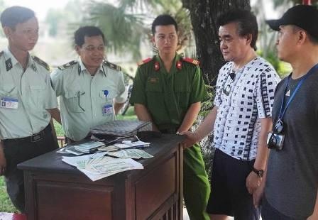 Du khach Han Quoc nhan lai tui xach danh roi chua nhieu tien hinh anh