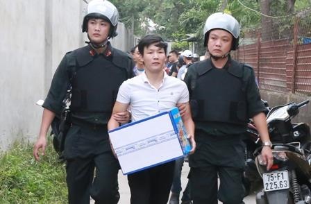 100 canh sat kham xet con hem mua ban ma tuy o Hue hinh anh