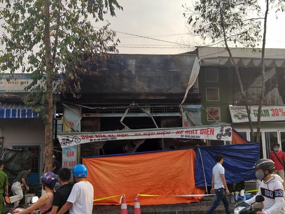 Chay cua hang xe may dien anh 1