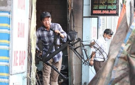 Bo me cung con gai tu vong trong cua hang boc chay luc rang sang hinh anh