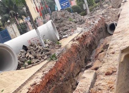 Nam cong nhan tu vong khi thi cong ong thoat nuoc hinh anh