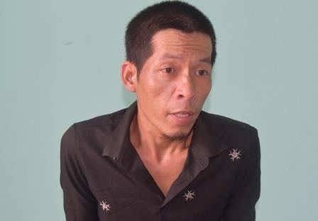 Di ly ke cuop cam dao khong che nguoi trong tiem cat toc ve Hue hinh anh