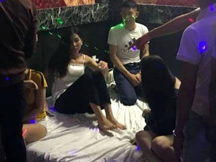 17 nguoi co bieu hien phe ma tuy trong nha nghi hinh anh