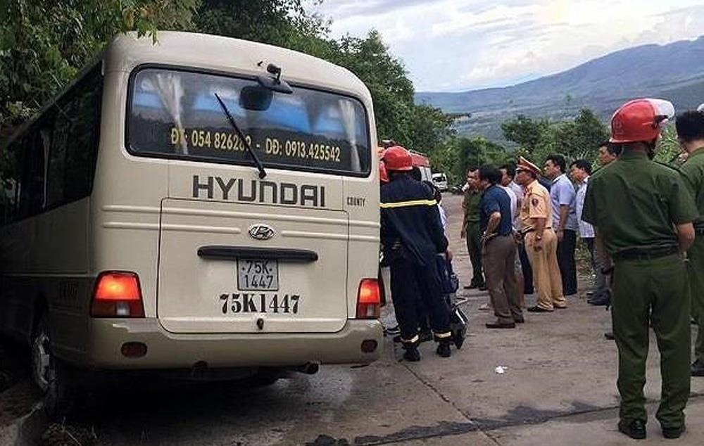 Oto cho hon 20 sinh vien lao vao vach nui Bach Ma hinh anh