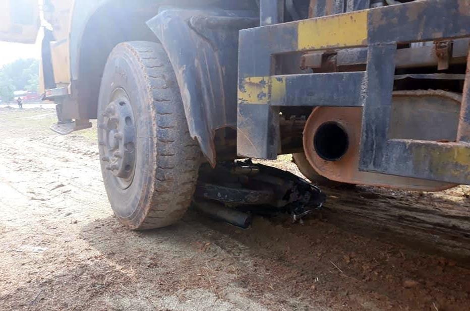 Xe máy bị cuốn vào gầm ôtô tải ảnh 1 Xe may bi cuon vao gam oto tai anh 1