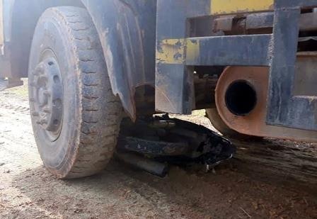 Mot nguoi tu vong khi xe may cuon vao gam oto tai hinh anh