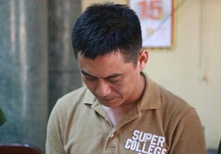 Tai xe dieu khien oto hat vang nguoi bam vao xe hinh anh