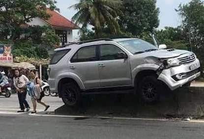 Xe Fortuner leo dai phan cach cao hon nua met hinh anh