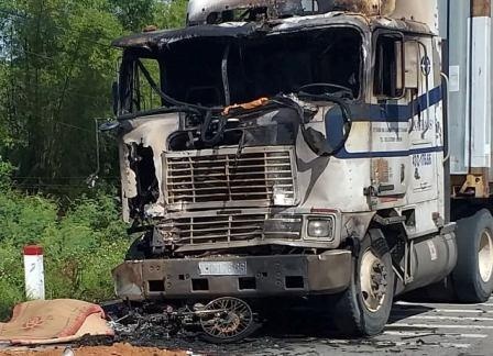 Thi the nguoi phu nu chay den duoi gam oto sau tai nan hinh anh