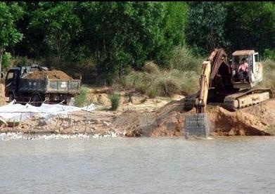 'Bao ke' khai thac cat trai phep, chu tich xa bi phat 7,5 trieu dong hinh anh