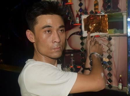 Cap vo chong o Hue xay 'dong' phuc vu dan choi thac loan hinh anh