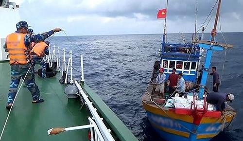 Cuu ngu dan bi viem ruot thua cap khi danh ca tren bien hinh anh