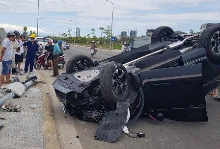 Honda CR-V lat ngua sau khi tong cot dien hinh anh