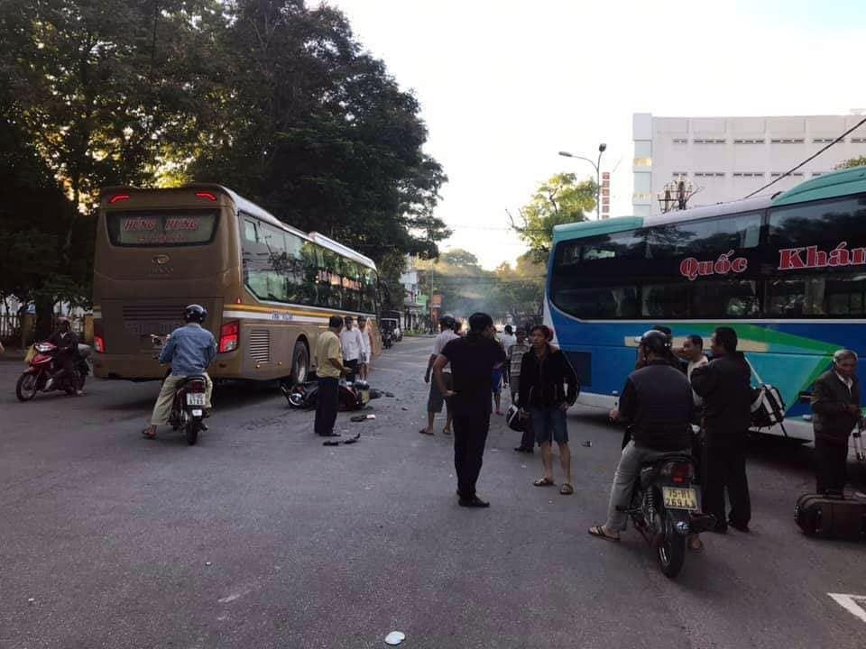 Oto khach dam vao nha dan anh 2